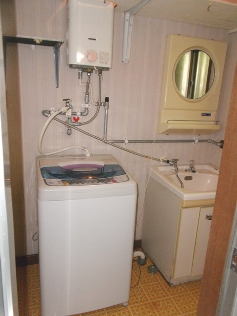 Washroom. It does not have a washing machine