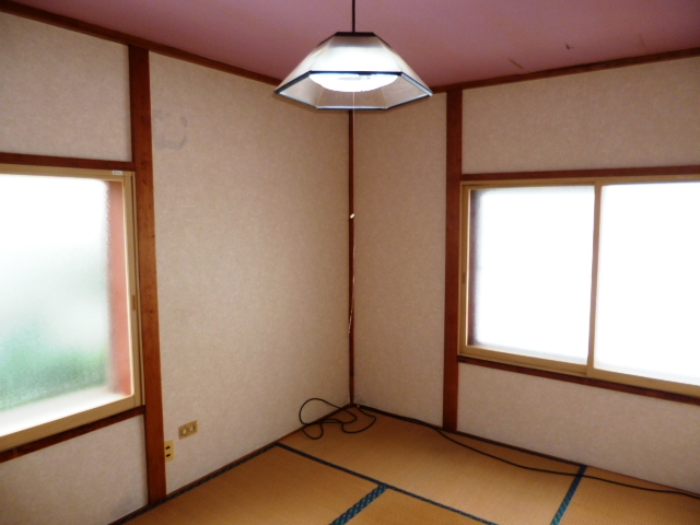 Other room space. In pink wallpaper, Delight even children! ?