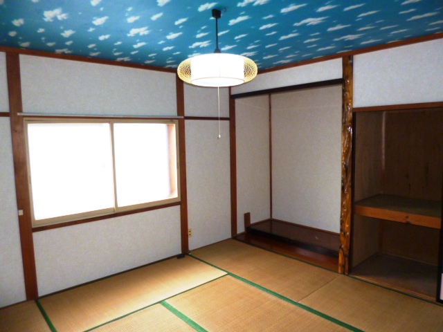 Other room space. Pay attention to the heavens of wallpaper! Even if the weather is bad, Always is a blue sky!