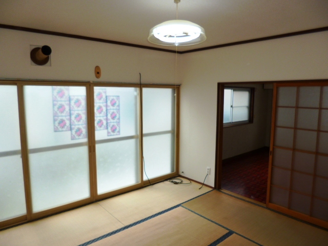 Living and room. Over the entire surface sweeping windows, This daylighting! Undisputed is the brightness