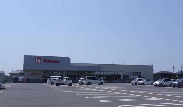 Supermarket. Supakakemo 1440m until the third small street store (Super)