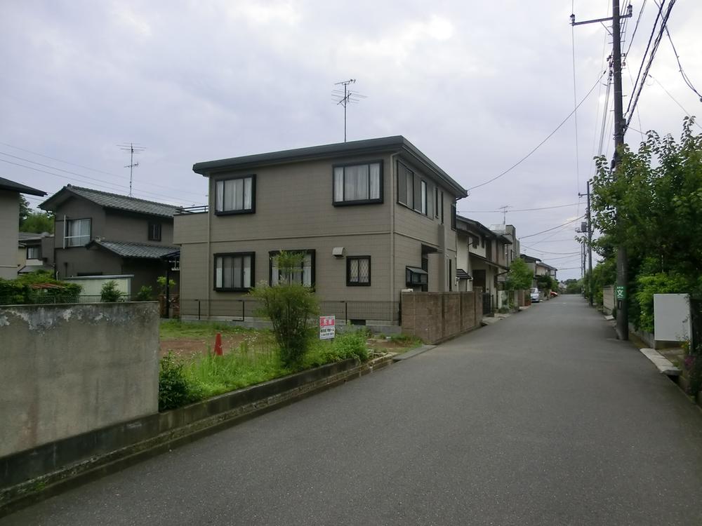 Local photos, including front road. Local (June 2012) shooting