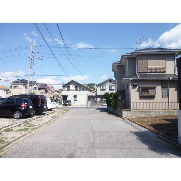 Local photos, including front road. Public road 6m