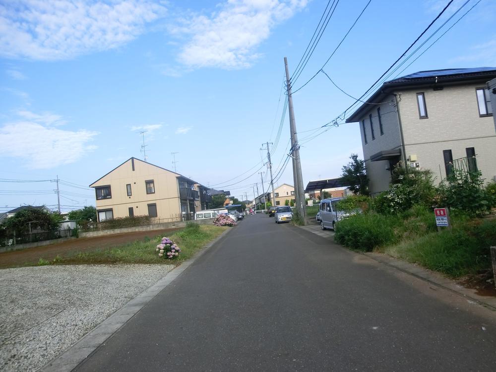 Local photos, including front road. Local (July 2012) shooting