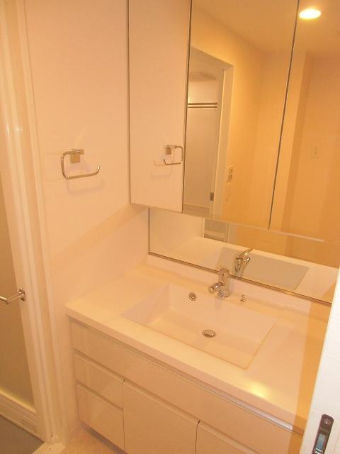 Wash basin, toilet. Room (August 2013) Shooting