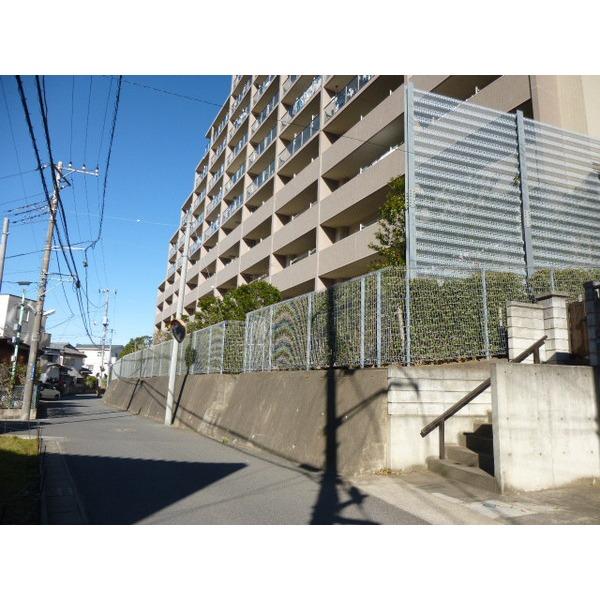 Local appearance photo. Terrace side is sunny because it is a hill!