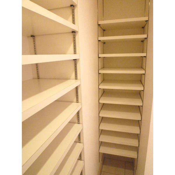 Entrance. Shoes cloak storage capacity rich