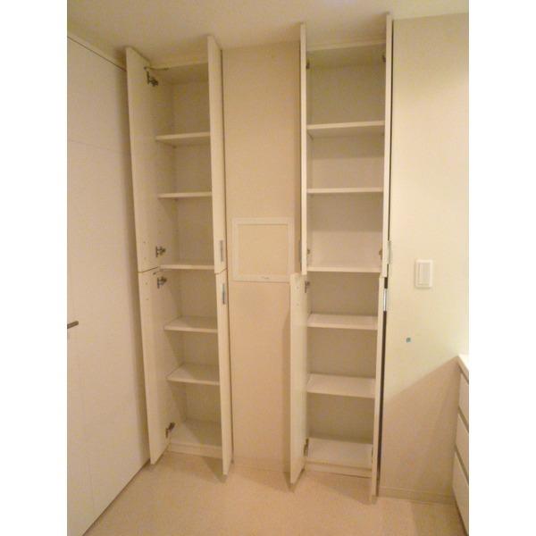 Wash basin, toilet. Such will enter various towels and toiletries