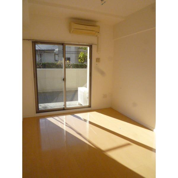 Non-living room. 3 You can navigate to the terrace from the room