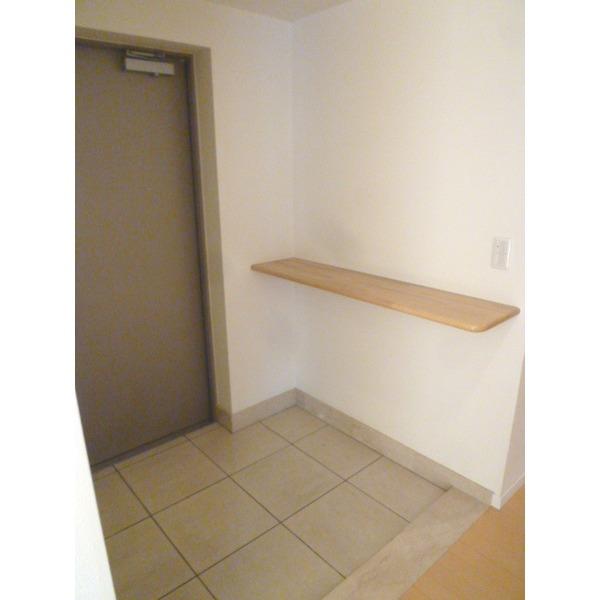 Entrance. Shared corridor does not hit in the rain and wind on the inner corridor