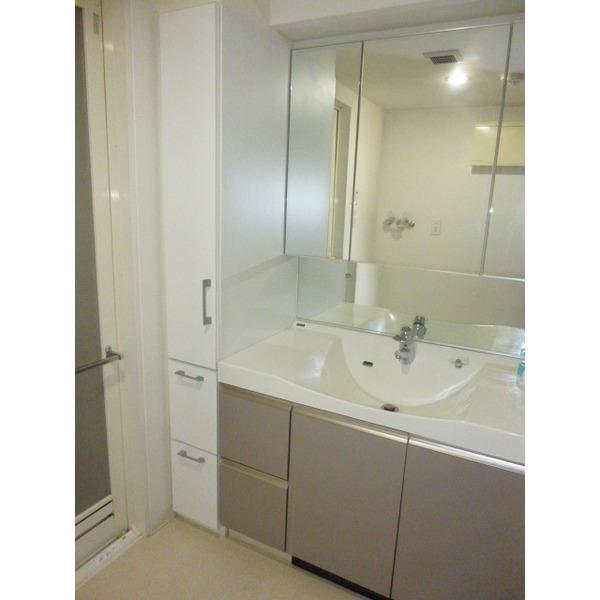 Wash basin, toilet. Feet warm air heater (vanity)