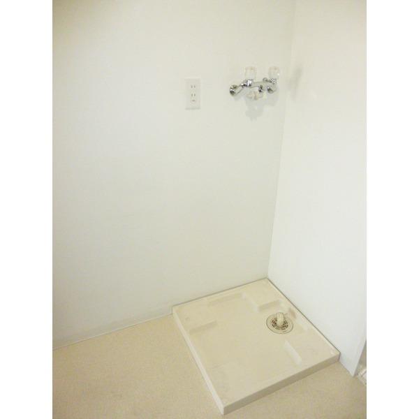 Wash basin, toilet. Waterproof bread