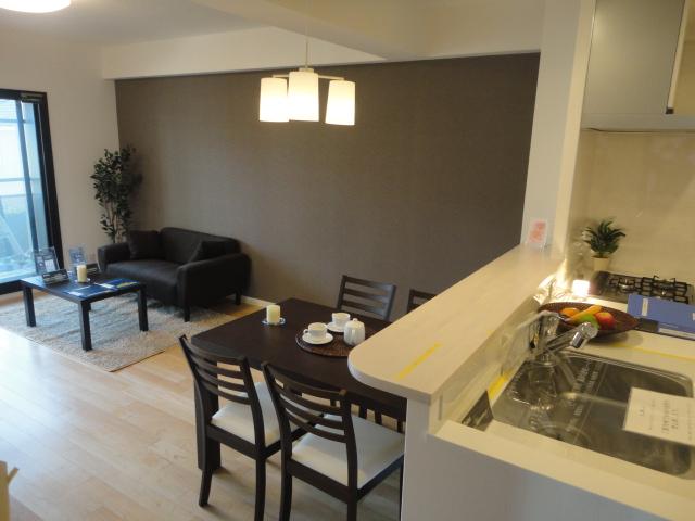 Living.  ◆ Flooring adopts sound insulation performance LL40! It has become a barrier-free space.