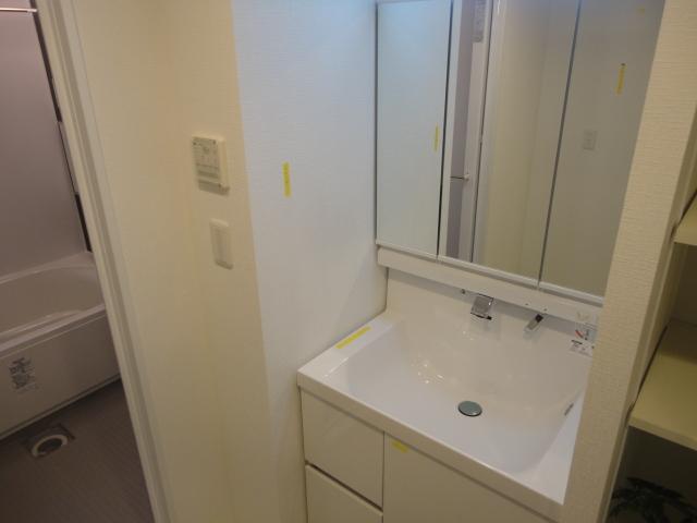 Wash basin, toilet.  ◆ Vanity wide bowl + triple mirror.