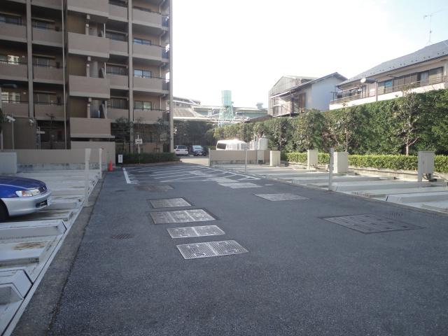 Parking lot.  ◆ A comfortable parking space and out of the car!