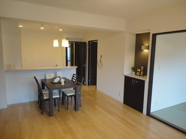 Living.  ◆ Good day per southeast angle room!