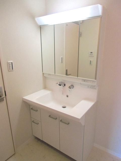 Wash basin, toilet. Indoor (September 2013) Shooting