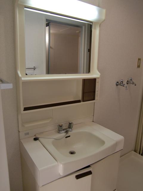 Wash basin, toilet. Indoor (11 May 2012) shooting