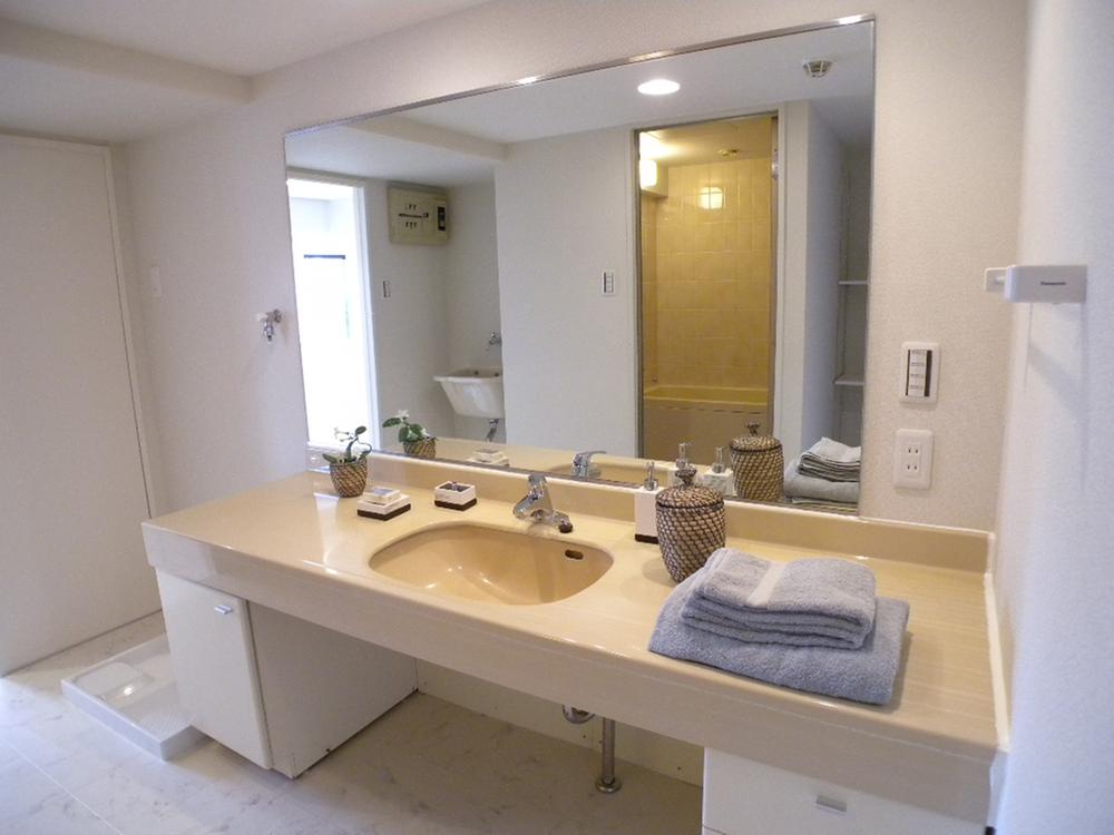 Wash basin, toilet. Local (12 May 2013) Shooting