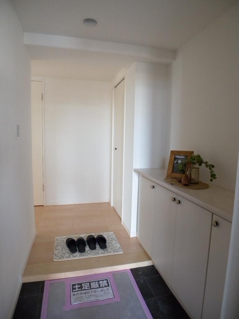 Entrance. Local (12 May 2013) Shooting