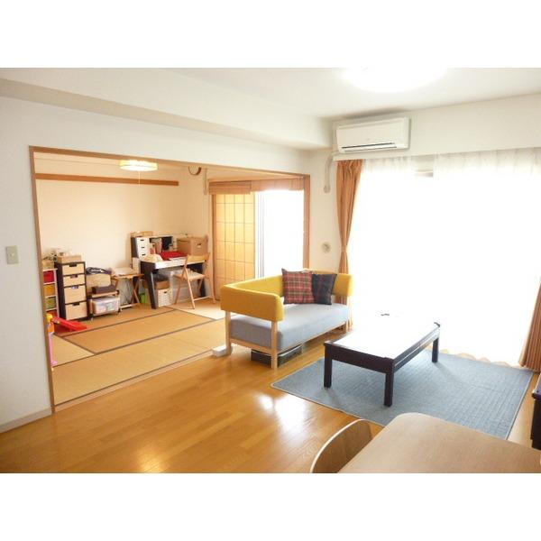 Living. The top floor of the bright space