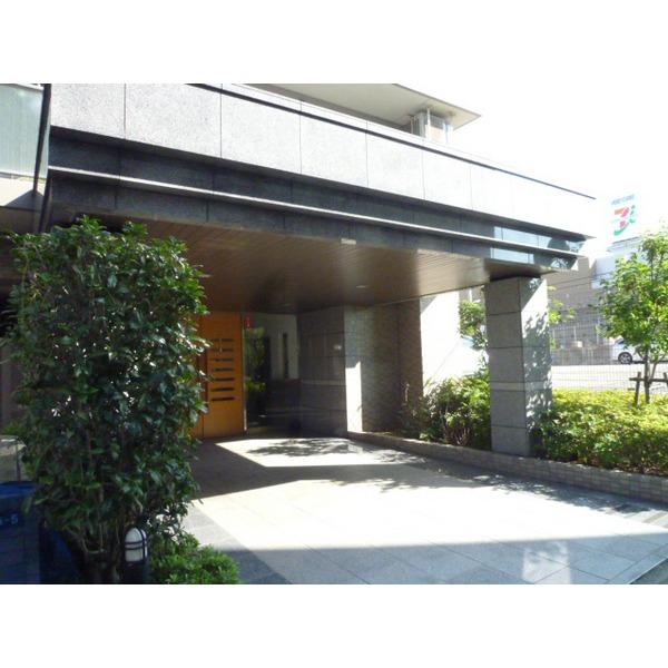 Entrance. Communal area that well-managed