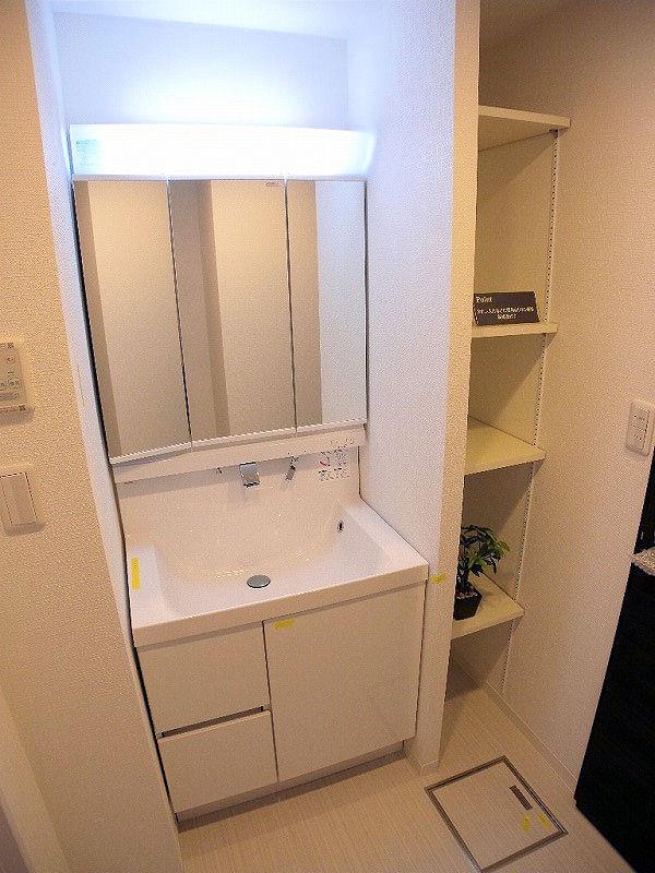 Wash basin, toilet. Indoor (12 May 2013) Shooting