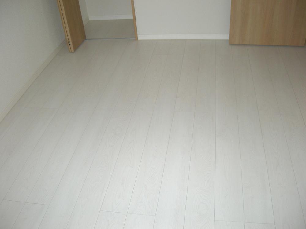 Non-living room. ~ Produce the brightness in the white floor ~