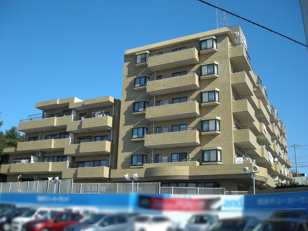 Local appearance photo. ~ Large apartment towering to the national highway ~