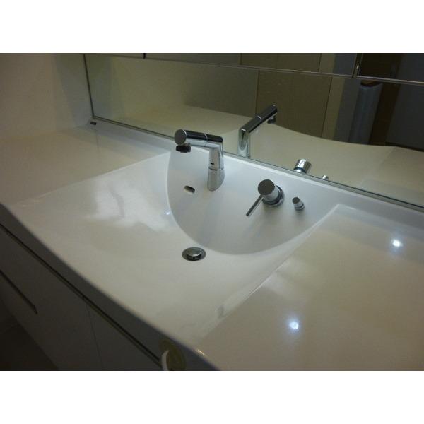 Wash basin, toilet. Combed wash basin may of groove without care