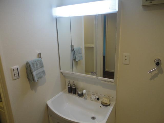 Wash basin, toilet. ◆ Three-sided mirror + wide bowl Shampoo dresser