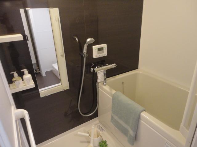 Bathroom. ◆ It is widely clean bathroom