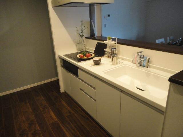 Kitchen. ◆ Easy-to-use face-to-face counter kitchen