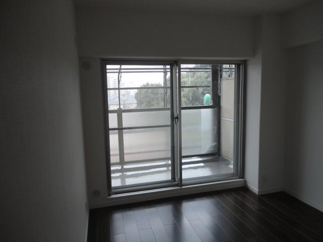 Other introspection. ◆ Facing south in the bright Western-style