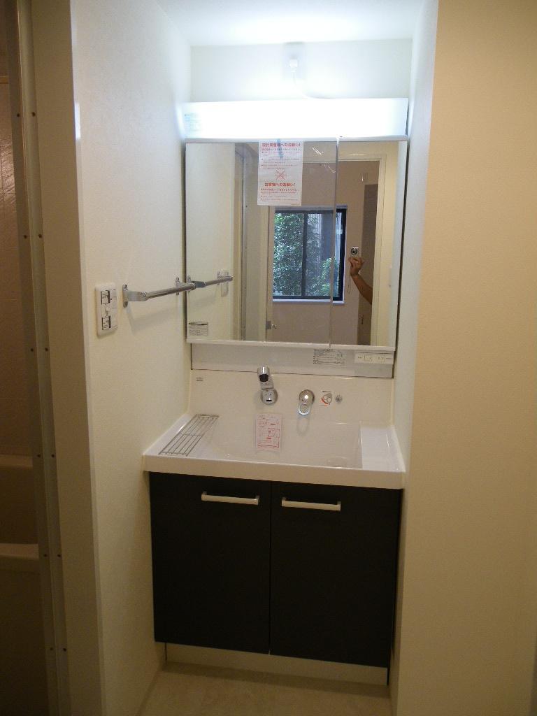 Wash basin, toilet. Room (August 2013) Shooting