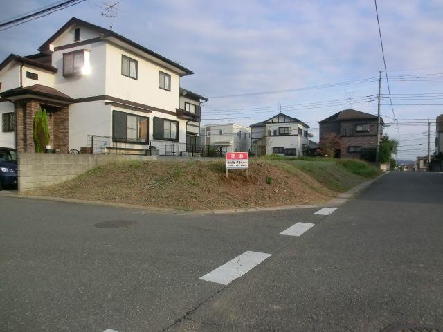 Local photos, including front road. Local (10 May 2012) shooting