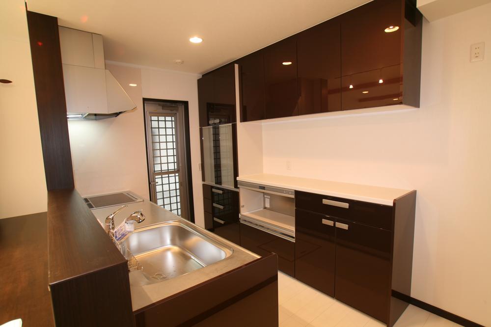 Building plan example (introspection photo). Kitchen construction cases Bright top open counter kitchen Place a lot of storage on the back