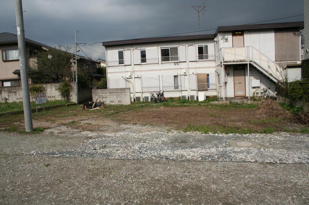 Local photos, including front road. Local (04 May 2013) Shooting Compartment containing the driveway
