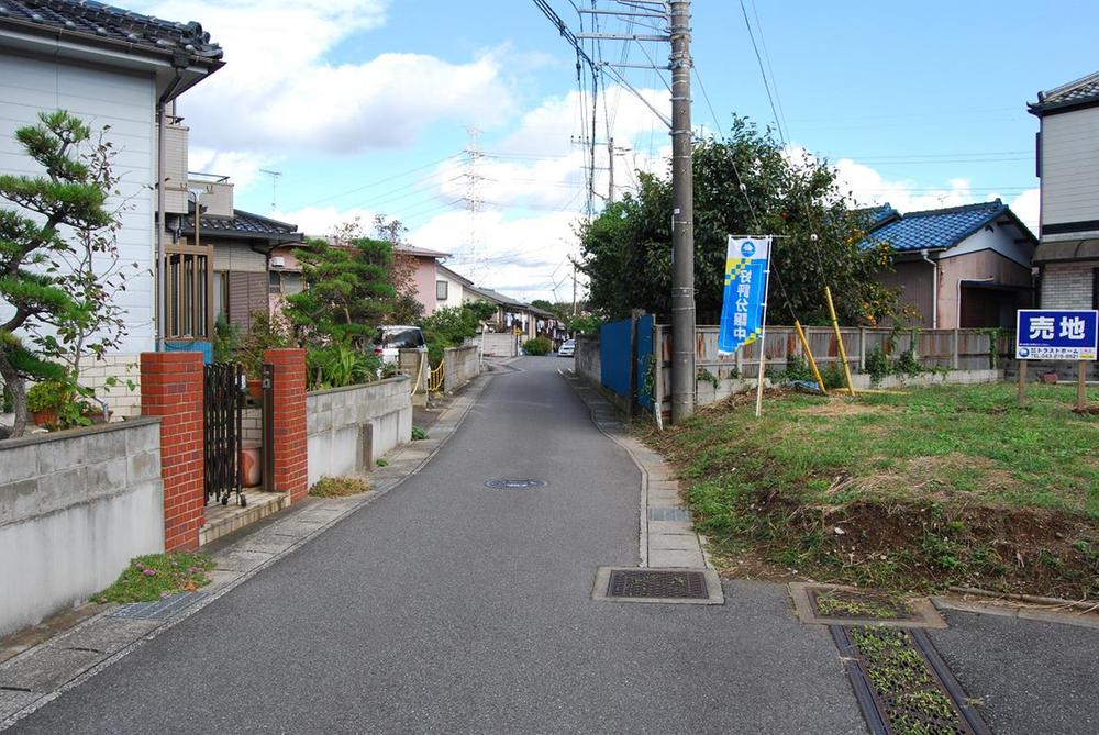 Local photos, including front road. Frontal road