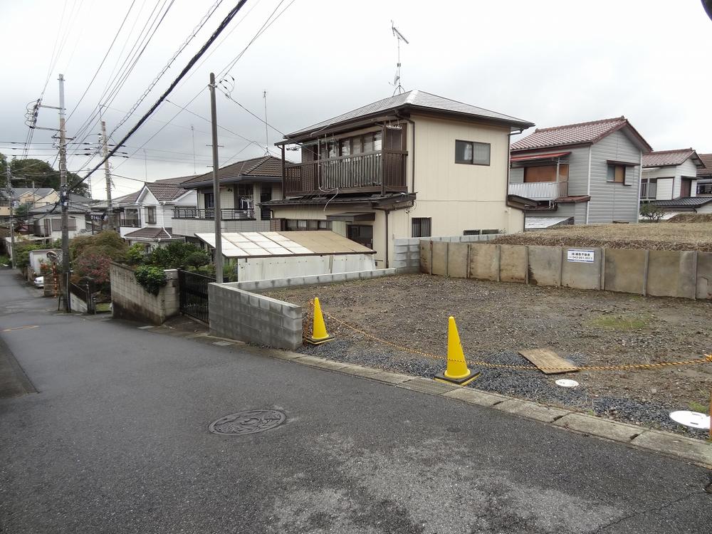 Local photos, including front road. Local (11 May 2013) Shooting