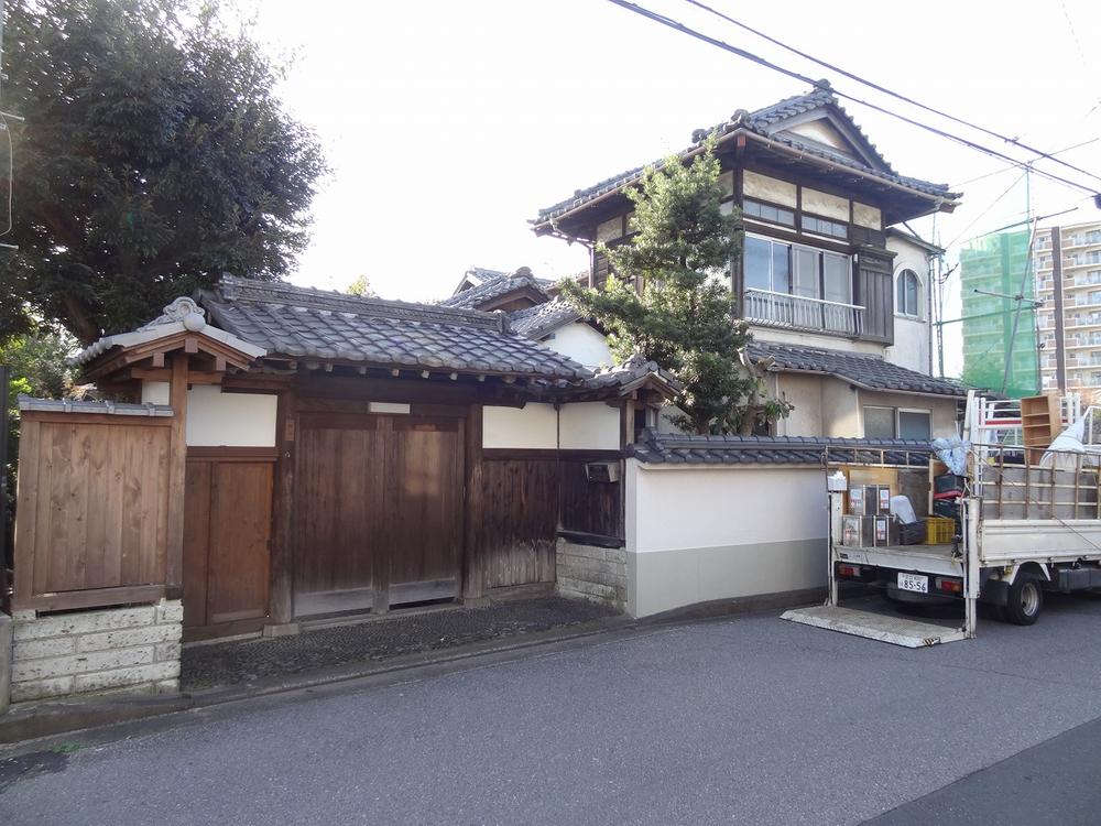 Local photos, including front road. Local (11 May 2013) Shooting