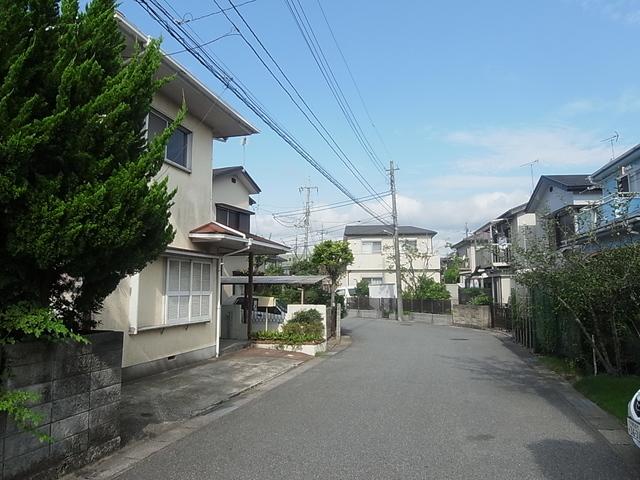 Local photos, including front road. 6m width of the front road clear
