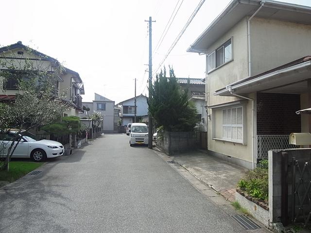 Local photos, including front road. A quiet residential area