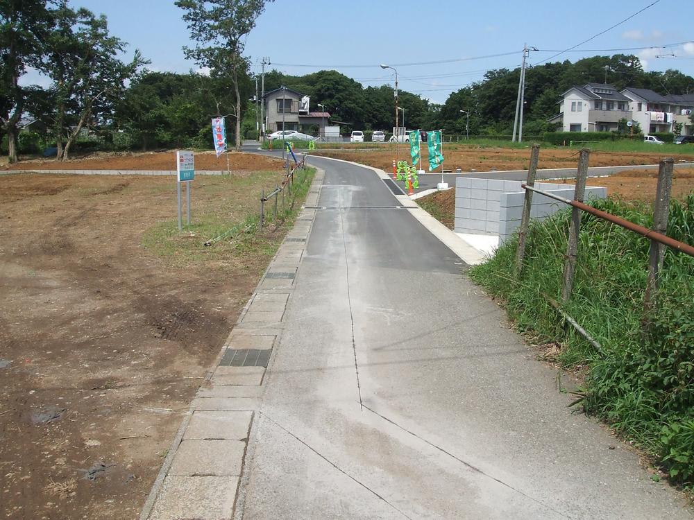 Local photos, including front road. Is a photograph of local, including the front road. (July 2013 shooting)