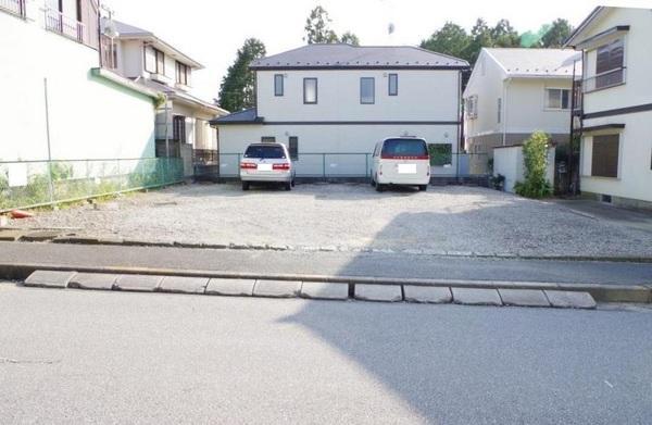 Local photos, including front road. Selling local