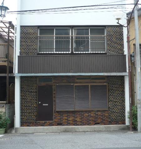 Local photos, including front road. A compartment