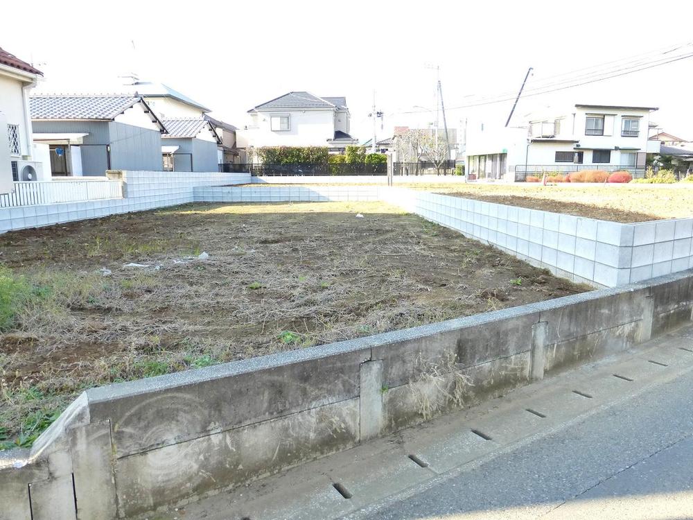 Local photos, including front road. Local (11 May 2013) Shooting