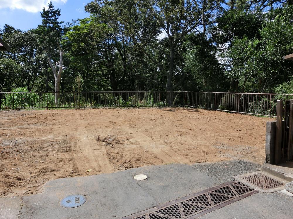 Local photos, including front road. Local (20 September) shooting