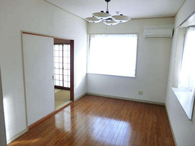 Living and room. Use doing what so wide living?