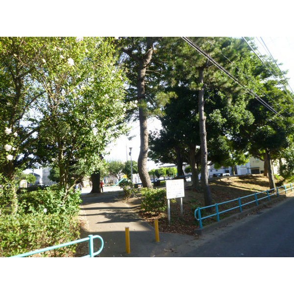 park. 750m to Makuhari stand park (park)